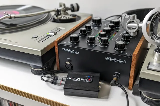 Howler recorder+streamer connected to a rotary DJ mixer and Technics turntable
